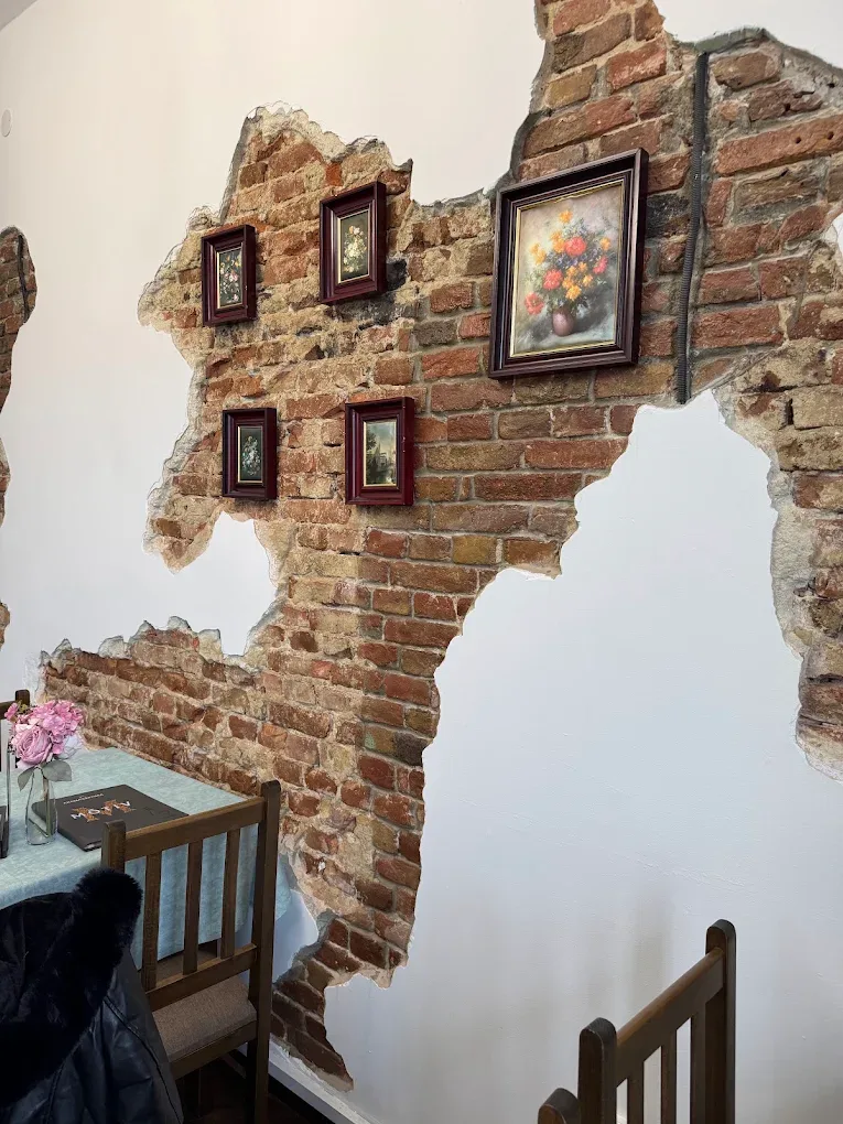 Salonul restaurantului Ciorbe La Ion, pregătit pentru o masă